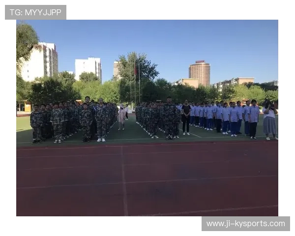 游泳队与学校联合打造寒暑假短训班为学生提供训练机会，游泳队训练视频